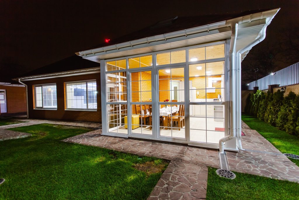 Extension de maison en verre et bois