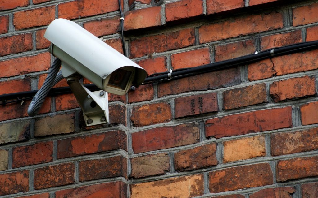 camera de surveillance sur un mur en briques rouges