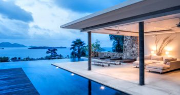 Magnifique villa contemporaine issue du marché de l'immobilier de luxe avec une piscine et vue sur la mer pendant un coucher de soleil