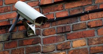 camera de surveillance sur un mur en briques rouges